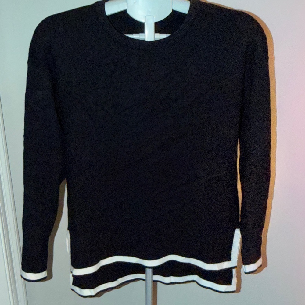Chic Black Hi-low Crewneck Sweater with White Accents